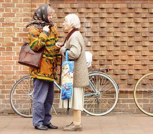 Straßentratsch: viele Nachteile, doch auch Vorteile (Foto: Flickr/Kamshots)