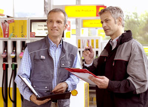 Tankstelle: Personal nur wenig kompetent (Foto: pixelio.de/GTÜ)