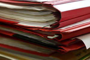 Stapel: Trennung Urheber- und Patentrecht verwirrt (Foto: pixelio.de/berlinpics)