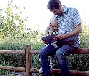 Vater und Sohn mit iPad: Meist zu viel Kopfneigung (Foto: FLickr/Incase) Vater und Sohn mit iPad: Meist zu viel Kopfneigung (Foto: FLickr/Incase)
