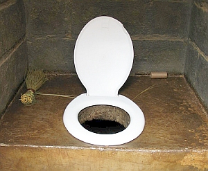 Latrine in Lesotho: Wichtigstes Wurmmittel (Foto: Flickr/Sustainable Sanitation)