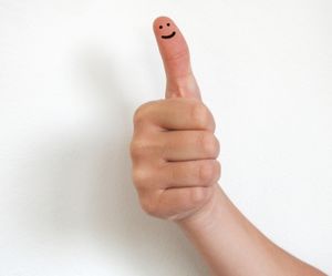 Daumen hoch: Händler erkaufen positive Bewertungen (Foto: pixelio.de/Weiss)