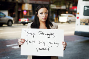 Opfer stellt sich Vergangenheit (Foto: Grace Brown) Opfer stellt sich Vergangenheit (Foto: Grace Brown)