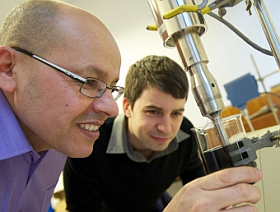 Smart Paint: Mohamed Saafi und Assistent im Labor (Foto: strath.ac.uk)