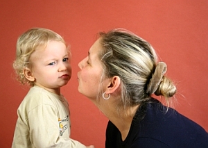 Kind mit Mutter: Feinfühlige Erziehung macht schlau (Foto: pixelio.de/vanMelis)