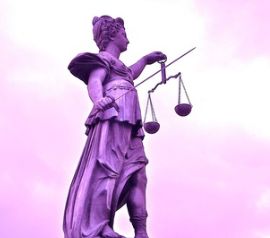 Justizia: beschäftigt sich mit virtuellem Besitz (Foto: pixelio.de, Florentine)