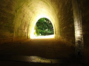 Tunnelende: Traumatisierten gelingt oft Neuanfang (Foto: pixelio.de/Sturm)
