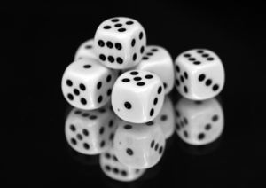 Würfel: spielähnliche Aktionen sollen Kunden binden (Foto: pixelio.de, A. H.)