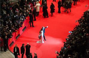 Roter Teppich: Angelina Jolie und Brad Pitt im Rampenlicht (Foto: berlinale.de)