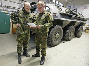 Soldaten vor Radpanzer: Deutsche ringen um Auftrag (Foto: streitkraeftebasis.de)
