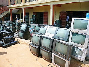 Altfernseher-Friedhof in Nigeria: EU-Exporte oft reiner Schrott (Foto: Empa)