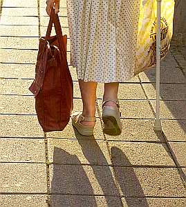 Frau mit Einkaufstaschen: Geschwindigkeit entscheidet (Foto: Flickr/Zoe)