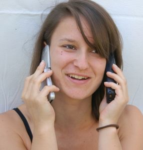 Telefonitis: nicht ohne mein Handy (Foto: pixelio.de/ Stephanie Hofschlaeger)