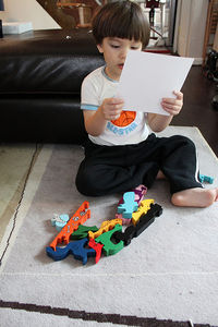 Kind vor Puzzle: räumliche Vorstellung wird gefördert (Foto: flickr.com/jen_rab)