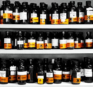 Giftschrank: Informatik-Algorithmen statt Versuchen (Foto: Flickr/Grey)