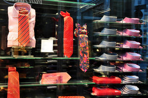 Schaufenster: Shoppen ist für Männer oft lästig (Foto: pixelio.de/Peter Smola)