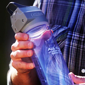 All Clear: Flasche desinfiziert Waser mit UV-Licht (Foto: Camelbak)