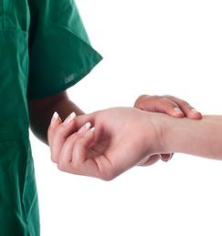 Puls messen: Frauen besonders gefährdet (Foto: pixelio.de, Benjamin Thorn)