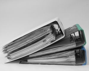 Akten: Versicherungsunterlagen aktuell halten (Foto: pixelio.de, H. Klingberg)