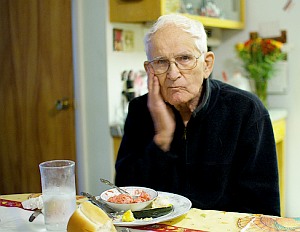 Alter Mann bei Tisch: Nach Schlaganfall auf Essen achten! (Foto: Flickr/Buzas)