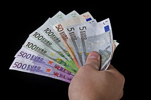 Geld: Anerkennung für Führungskräfte wichtiger (Foto: pixelio.de/M. Grabscheit)