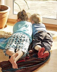 Lesende Kinder: Auch in Büchern weniger Naturkontakt (Foto: pixelio.de/Magicpen)