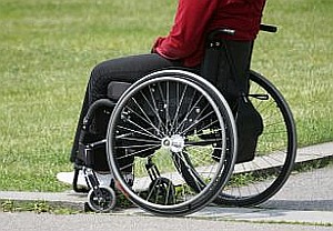 Rollstuhl: MS primär Immun- statt Nervenkrankheit (Foto: aboutpixel/Schneider)