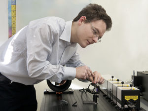 Forscher beim Montieren optischer Elemente des Spektrometers (Foto: TU Wien)