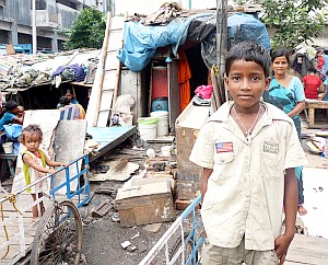 Junge im Slum: Kinder sind Opfer des Städtebooms (Foto: Flickr/Browne)