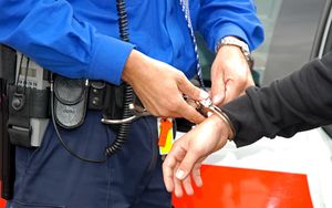 Verhaftung: FBI hat Insider im Visier (Foto: pixelio.de/Paul-Georg Meister) Verhaftung: FBI hat Insider im Visier (Foto: pixelio.de/Paul-Georg Meister)