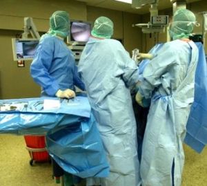 OP: Fürs iPhone unters Messer (Foto: pixelio.de, Martin Büdenbender)