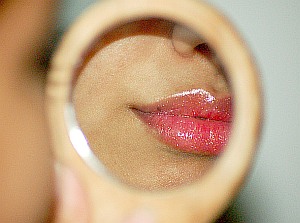 Schminkspiegel: Manche können nicht auf Schminke verzichten (Foto: Flickr/Lujaz)