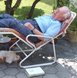 Schlafender Mann: Guter Schlaf altersabhängig (Foto: pixelio.de, Elke)