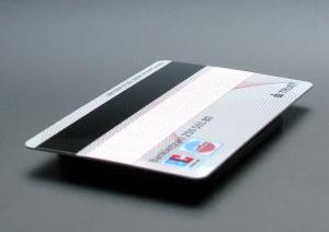 EC-Karte: Konsumenten bei Funkzahlung skeptisch (Foto: pixelio.de/Klicker)