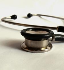 Stetoskop: bei Auffälligkeiten Arzt aufsuchen (Foto: pixelio.de, Halina Zaremba)