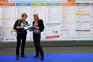 Fachbesucher treffen sich am Rande der ITB (Foto: ITB)