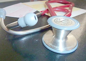 Stethoskop: Arztvisite für Senioren oft nicht möglich (Foto: pixelo.de/Damm)