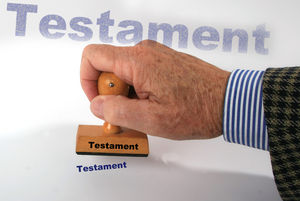 Testament: Hälfte des Erbes wird ausgegeben (Foto: pixelio.de/Rainer Sturm) Testament: Hälfte des Erbes wird ausgegeben (Foto: pixelio.de/Rainer Sturm)