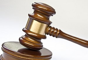 Auktionshammer: Bieter überschätzen sich oft (Foto: pixelio.de/Wengert)