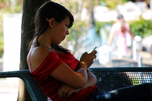 Jugendliche: SMS sind praktischer als telefonieren (Foto: pixelio.de/erysipel)