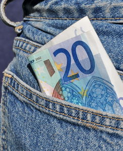 Geld: Viele Angestellte leben von Scheck zu Scheck (Foto: pixelio.de/Gerhardt)