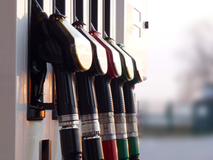 Zapfsäule: Spritpreise fast unüberschaubar (Foto: pixelio.de/Rainer Sturm)