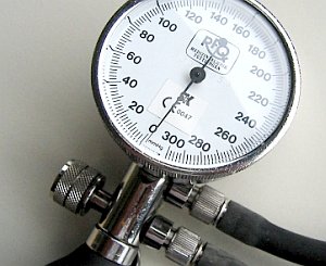 Messgerät: Blutdruck bei Übergewichtigen oft Problem (Foto: pixelio.de/Sturm)