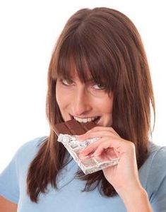 Frau mit Schokolade: konstanter Konsum hilfreich (Foto: pixelio.de, B. Thorn) Frau mit Schokolade: konstanter Konsum hilfreich (Foto: pixelio.de, B. Thorn)