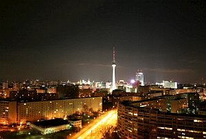 Berlin bei Nacht: Städteboom braucht mehr Nachhaltigkeit (Foto: pixelio.de/Olek)
