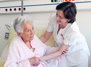 Patientin mit Pflegerin: Neue Wege in Personalnöten (Foto: Medixpert/Mayr-Siegl)