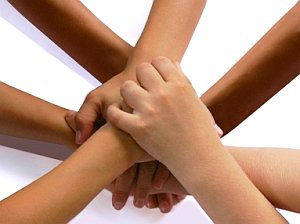 Hände: Gegenseitigkeit für Hilfe nicht zwingend (Foto: pixelio.de/Hofschläger)