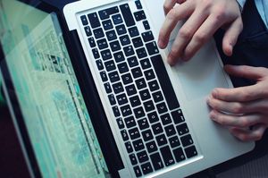 Laptop: ACTA wirft viele Fragen auf (Foto: pixelio.de/Corinna Dumat) Laptop: ACTA wirft viele Fragen auf (Foto: pixelio.de/Corinna Dumat)