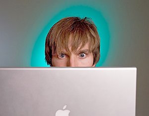 Mann am Laptop: Geschlechter posten verschieden (Foto: Flickr/Hadrien Brunner)