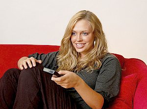 Frau auf TV-Couch: Emotionen bringen Aufmerksamkeit (Foto: Flickr/Wisley)